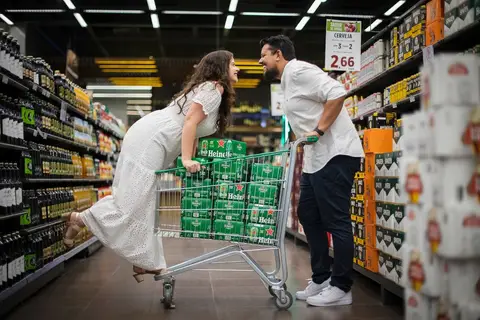 As melhores ideias e inspirações criativas de fotos para ensaio pré wedding no supermercado - SP'