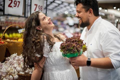As melhores ideias e inspirações criativas de fotos para ensaio pré wedding no supermercado - SP'