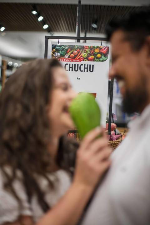 As melhores ideias e inspirações criativas de fotos para ensaio pré wedding no supermercado - SP'