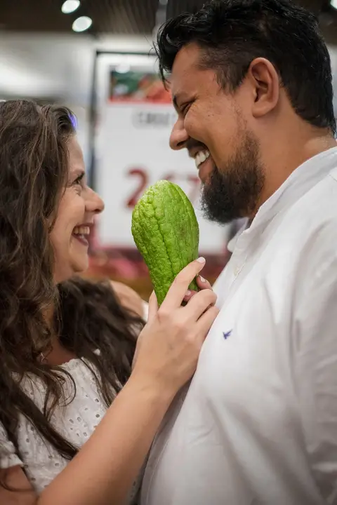 As melhores ideias e inspirações criativas de fotos para ensaio pré wedding no supermercado - SP'