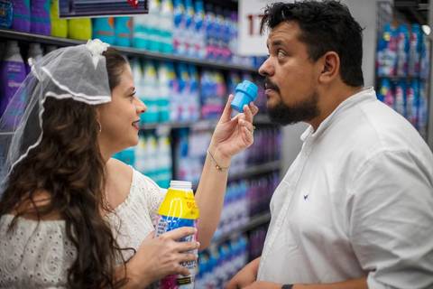 As melhores ideias e inspirações criativas de fotos para ensaio pré wedding no supermercado - SP'