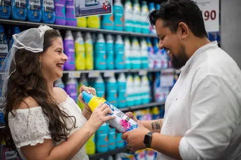 As melhores ideias e inspirações criativas de fotos para ensaio pré wedding no supermercado - SP'