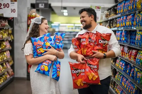 As melhores ideias e inspirações criativas de fotos para ensaio pré wedding no supermercado - SP'