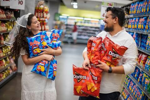 As melhores ideias e inspirações criativas de fotos para ensaio pré wedding no supermercado - SP'