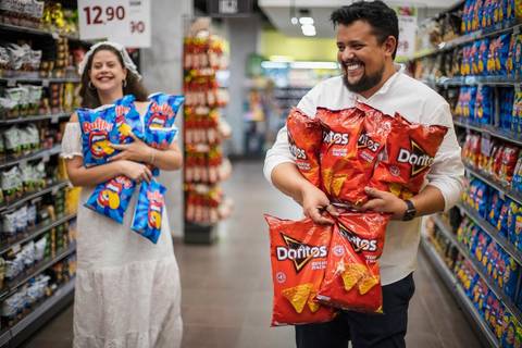 As melhores ideias e inspirações criativas de fotos para ensaio pré wedding no supermercado - SP'