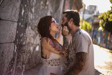 As melhores ideias e inspirações criativas de fotos para ensaio pré wedding no Beco do Batman - Veloso - São Paulo'