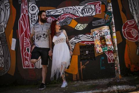 As melhores ideias e inspirações criativas de fotos para ensaio pré wedding no Beco do Batman - Veloso - São Paulo'