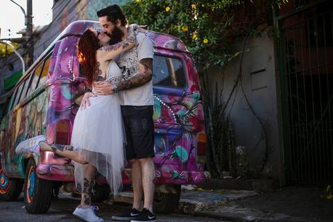 As melhores ideias e inspirações criativas de fotos para ensaio pré wedding no Beco do Batman - Veloso - São Paulo'