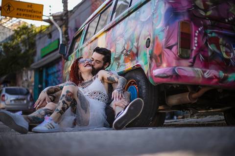 As melhores ideias e inspirações criativas de fotos para ensaio pré wedding no Beco do Batman - Veloso - São Paulo'