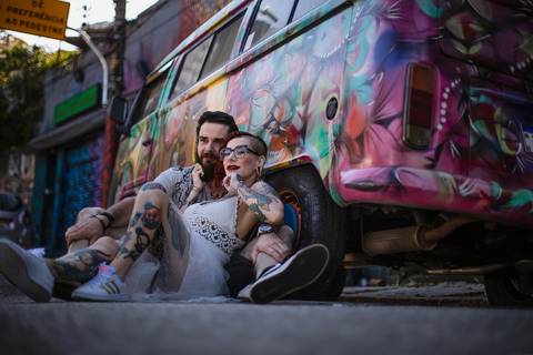 As melhores ideias e inspirações criativas de fotos para ensaio pré wedding no Beco do Batman - Veloso - São Paulo'