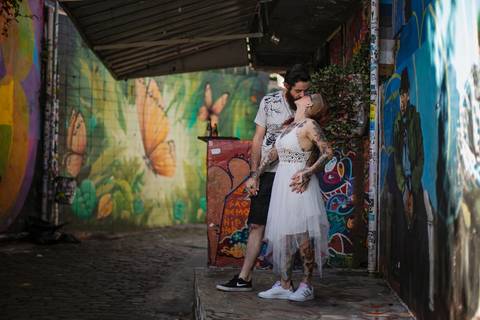 As melhores ideias e inspirações criativas de fotos para ensaio pré wedding no Beco do Batman - Veloso - São Paulo'