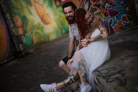 As melhores ideias e inspirações criativas de fotos para ensaio pré wedding no Beco do Batman - Veloso - São Paulo'