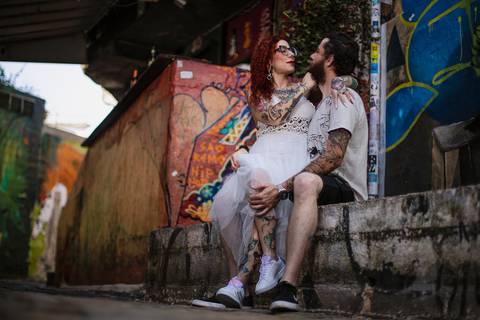 As melhores ideias e inspirações criativas de fotos para ensaio pré wedding no Beco do Batman - Veloso - São Paulo'