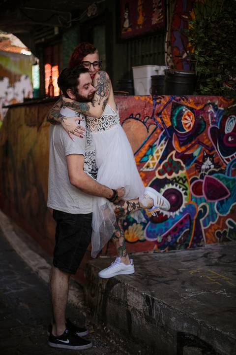 As melhores ideias e inspirações criativas de fotos para ensaio pré wedding no Beco do Batman - Veloso - São Paulo'