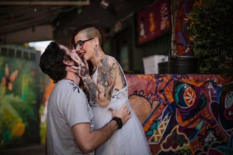 As melhores ideias e inspirações criativas de fotos para ensaio pré wedding no Beco do Batman - Veloso - São Paulo'