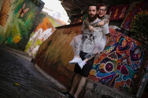 As melhores ideias e inspirações criativas de fotos para ensaio pré wedding no Beco do Batman - Veloso - São Paulo'