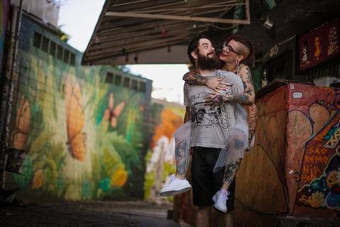 As melhores ideias e inspirações criativas de fotos para ensaio pré wedding no Beco do Batman - Veloso - São Paulo'