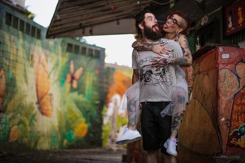 As melhores ideias e inspirações criativas de fotos para ensaio pré wedding no Beco do Batman - Veloso - São Paulo'