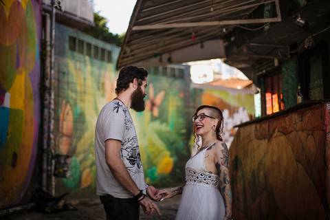 As melhores ideias e inspirações criativas de fotos para ensaio pré wedding no Beco do Batman - Veloso - São Paulo'