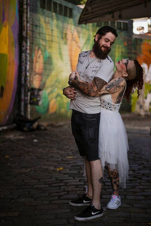 As melhores ideias e inspirações criativas de fotos para ensaio pré wedding no Beco do Batman - Veloso - São Paulo'
