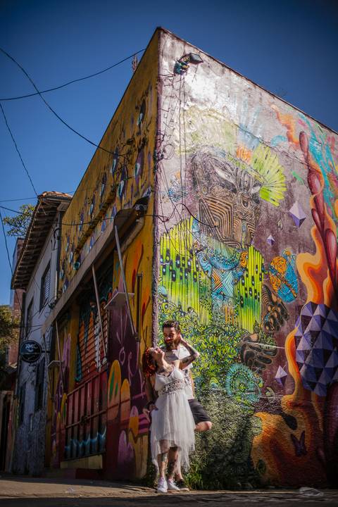 As melhores ideias e inspirações criativas de fotos para ensaio pré wedding no Beco do Batman - Veloso - São Paulo'
