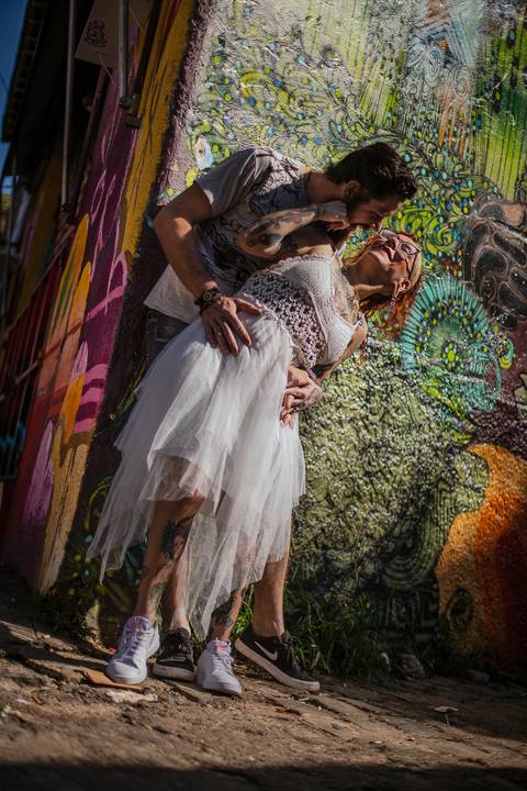 As melhores ideias e inspirações criativas de fotos para ensaio pré wedding no Beco do Batman - Veloso - São Paulo'
