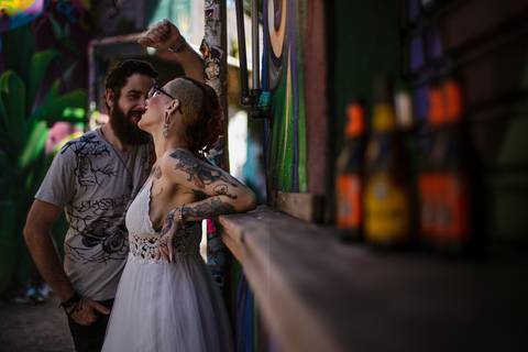 As melhores ideias e inspirações criativas de fotos para ensaio pré wedding no Beco do Batman - Veloso - São Paulo'