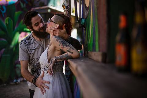 As melhores ideias e inspirações criativas de fotos para ensaio pré wedding no Beco do Batman - Veloso - São Paulo'