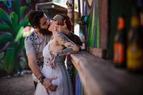 As melhores ideias e inspirações criativas de fotos para ensaio pré wedding no Beco do Batman - Veloso - São Paulo'