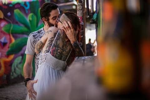As melhores ideias e inspirações criativas de fotos para ensaio pré wedding no Beco do Batman - Veloso - São Paulo'