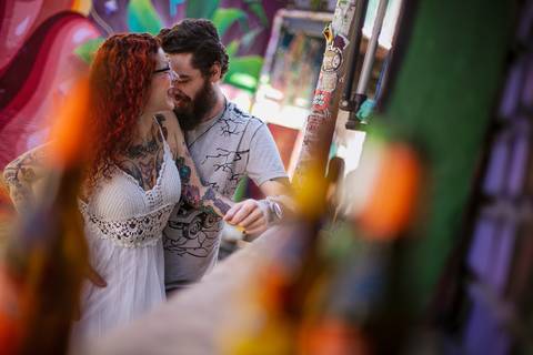 As melhores ideias e inspirações criativas de fotos para ensaio pré wedding no Beco do Batman - Veloso - São Paulo'