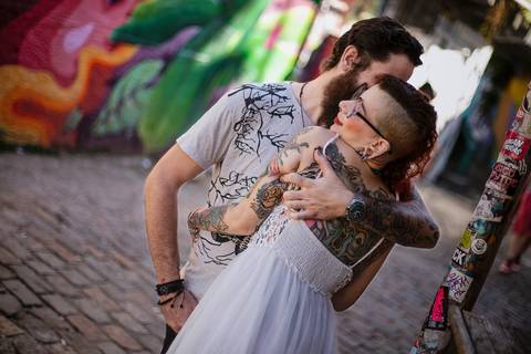 As melhores ideias e inspirações criativas de fotos para ensaio pré wedding no Beco do Batman - Veloso - São Paulo'