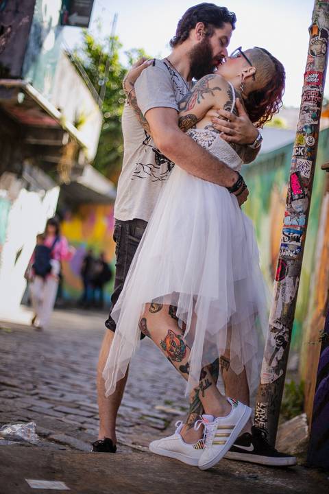 As melhores ideias e inspirações criativas de fotos para ensaio pré wedding no Beco do Batman - Veloso - São Paulo'