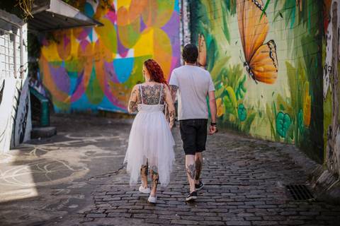 As melhores ideias e inspirações criativas de fotos para ensaio pré wedding no Beco do Batman - Veloso - São Paulo'