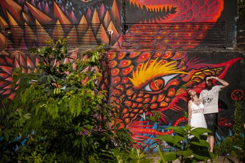 As melhores ideias e inspirações criativas de fotos para ensaio pré wedding no Beco do Batman - Veloso - São Paulo'