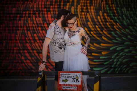 As melhores ideias e inspirações criativas de fotos para ensaio pré wedding no Beco do Batman - Veloso - São Paulo'