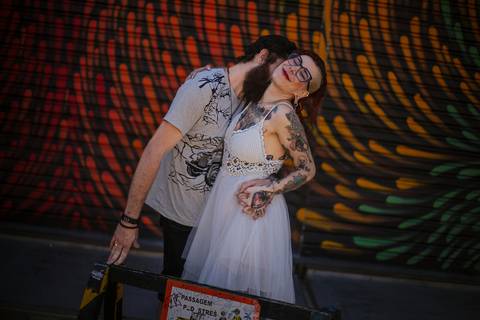 As melhores ideias e inspirações criativas de fotos para ensaio pré wedding no Beco do Batman - Veloso - São Paulo'