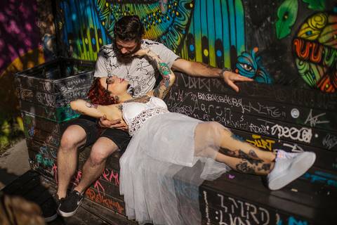 As melhores ideias e inspirações criativas de fotos para ensaio pré wedding no Beco do Batman - Veloso - São Paulo'