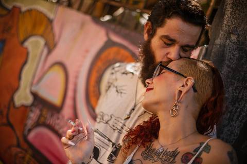 As melhores ideias e inspirações criativas de fotos para ensaio pré wedding no Beco do Batman - Veloso - São Paulo'