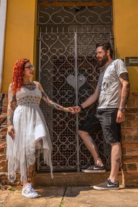 As melhores ideias e inspirações criativas de fotos para ensaio pré wedding no Beco do Batman - Veloso - São Paulo'