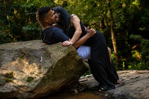 As melhores ideias e inspirações criativas de fotos para ensaio pré wedding na cachoeira da Brasital - São Roque - SP'