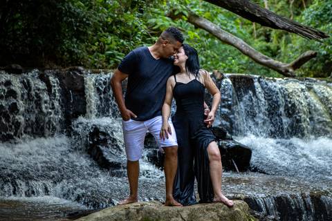 As melhores ideias e inspirações criativas de fotos para ensaio pré wedding na cachoeira da Brasital - São Roque - SP'