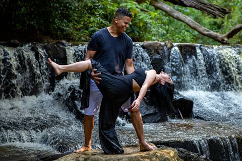 As melhores ideias e inspirações criativas de fotos para ensaio pré wedding na cachoeira da Brasital - São Roque - SP'
