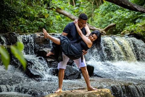 As melhores ideias e inspirações criativas de fotos para ensaio pré wedding na cachoeira da Brasital - São Roque - SP'