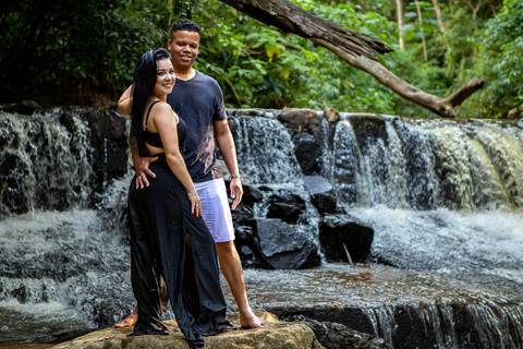 As melhores ideias e inspirações criativas de fotos para ensaio pré wedding na cachoeira da Brasital - São Roque - SP'