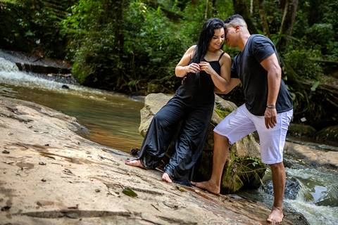 As melhores ideias e inspirações criativas de fotos para ensaio pré wedding na cachoeira da Brasital - São Roque - SP'