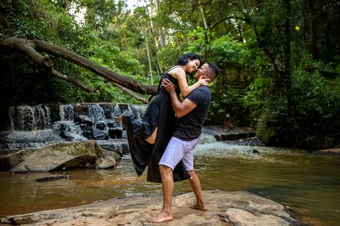 As melhores ideias e inspirações criativas de fotos para ensaio pré wedding na cachoeira da Brasital - São Roque - SP'