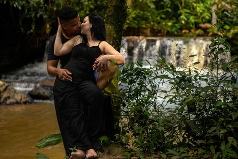 As melhores ideias e inspirações criativas de fotos para ensaio pré wedding na cachoeira da Brasital - São Roque - SP'
