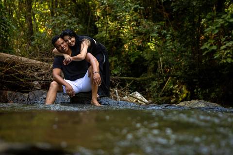 As melhores ideias e inspirações criativas de fotos para ensaio pré wedding na cachoeira da Brasital - São Roque - SP'