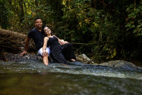 As melhores ideias e inspirações criativas de fotos para ensaio pré wedding na cachoeira da Brasital - São Roque - SP'
